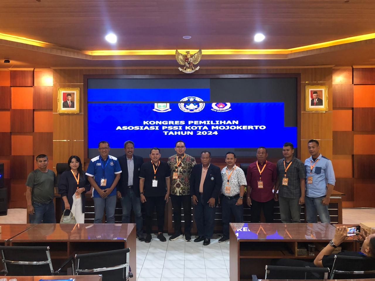 dr Rambo berfoto bersama usai terpilih sebagai Ketua PSSI Kota Mojokerto, Minggu (4/8/2024). (Andy/kabarterdepan.com)