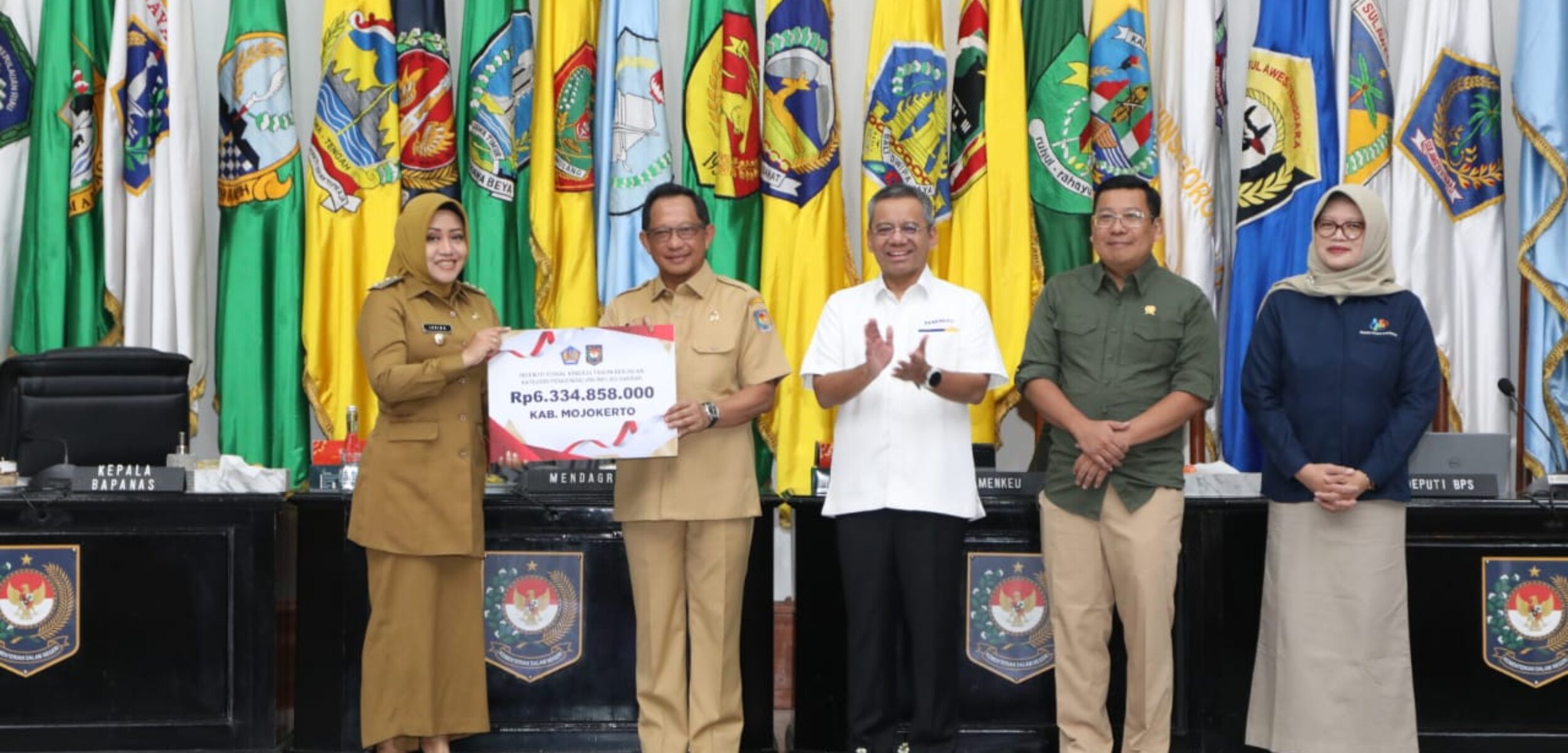 Mendagri Tito Karnavian memberikan insentif fiskal kepada Bupati Mojokerto pada Rapat Koordinasi Pengendalian Inflasi Daerah Tahun 2024 di Jakarta, Senin (5/8/2024) diKantor Kementerian Dalam Negeri, Jakarta Pusat, Senin (5/8/2024) (Dok Disperindag Kabupaten Mojokerto)