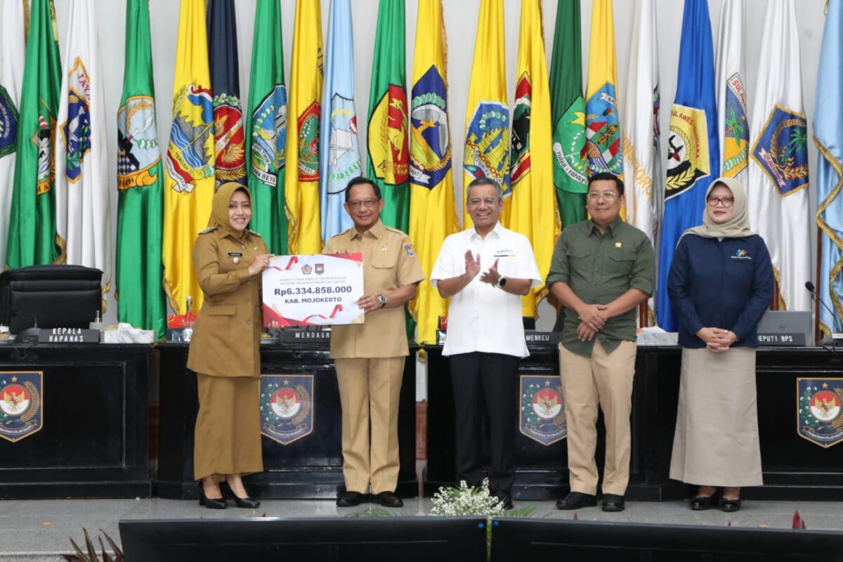 Mendagri Tito Karnavian memberikan insentif fiskal kepada Bupati Mojokerto pada Rapat Koordinasi Pengendalian Inflasi Daerah Tahun 2024 di Jakarta, Senin (5/8/2024) diKantor Kementerian Dalam Negeri, Jakarta Pusat, Senin (5/8/2024) (Dok Disperindag Kabupaten Mojokerto) 