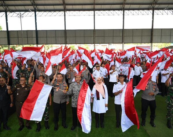 Jelang HUT Kemerdekaan RI, 10 Ribu Bendera Merah Putih Dibagikan di Banyuwangi