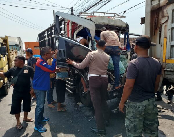 Sopir Truk di Mojokerto Tewas Usai Tabrak Truk Wing Box yang Parkir, Diduga Mengantuk