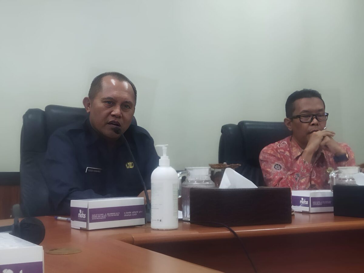 IMG 20240808 WA00291 1 Sekda Kabupaten Mojokerto, Teguh Gunarko saat menjawab pertanyaan awak media (Andy / Kabarterdepan.com)