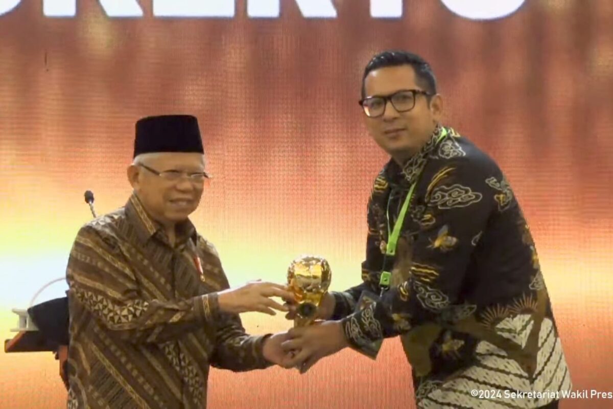 Wakil Presiden RI, Ma’ruf Amin menyerahkan secara langsung Penghargaan UHC Kategori Utama kepada Penjabat ( Pj ) Wali Kota Mojokerto, Moh Ali Kuncoro di Krakatau Grand Ballroom, TMIII, Jakarta Timur, Kamis (8/8/2024) (Andy / Kabarterdepan.com)