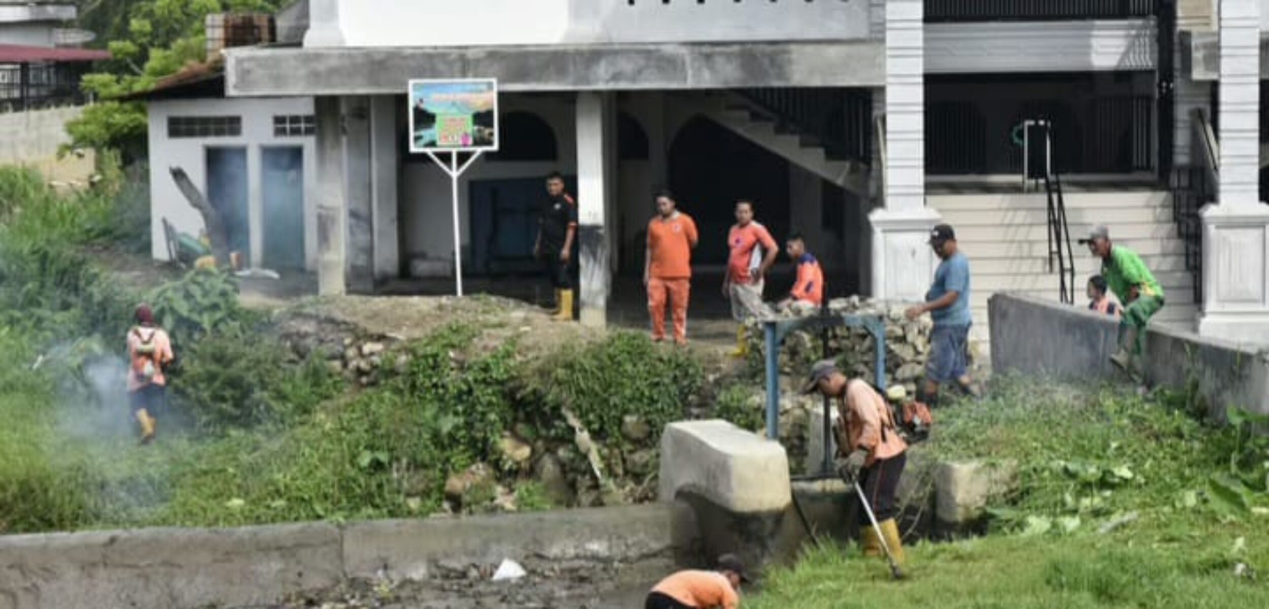 Aksi bersih-beraih sungai di Madina yang melibatkan para OPD hingga TNI Polri, Jumat (9/8/2024). (Suhartono/kabarterdepan.com)