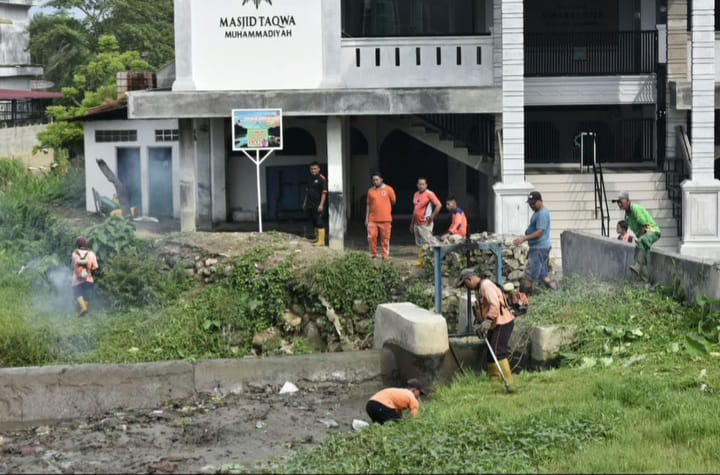 Aksi bersih-beraih sungai di Madina yang melibatkan para OPD hingga TNI Polri, Jumat (9/8/2024). (Suhartono/kabarterdepan.com) 