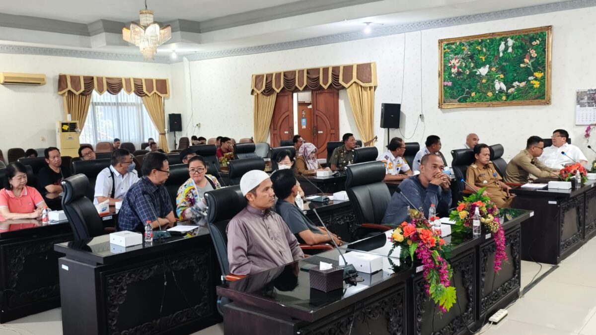 Rapat Dengar Pendapat ( RDP ) warga dengan Komisi II DPRD, Senin (5/8/2024) siang (Andy / Kabarterdepan.com) 