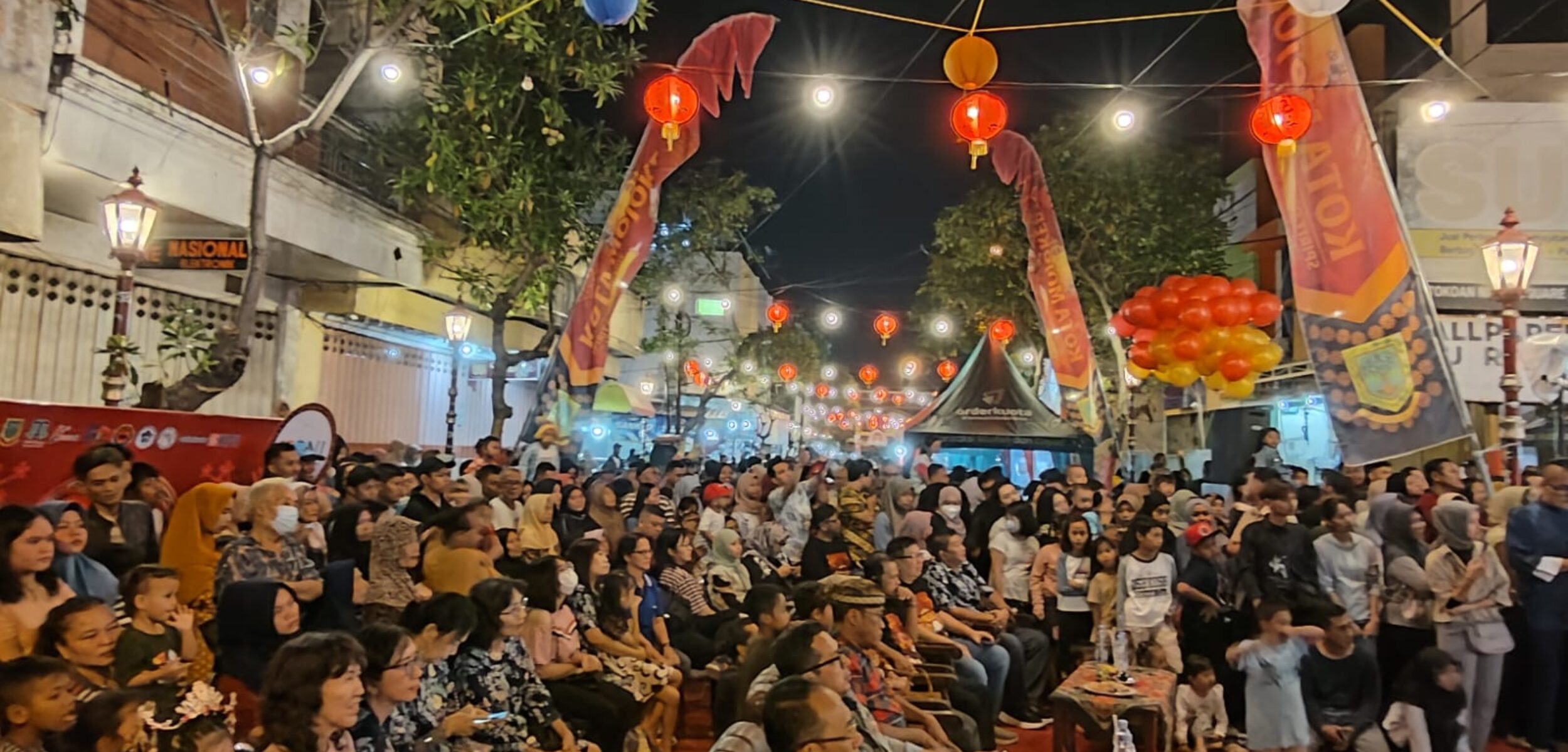Suasana kemeriahan pembukaan Kampung Pecinan Sentanan di Kota Mojokerto yang dihadiri langsung oleh Mas Pj, Moh Ali Kuncoro, Sabtu (29/6/2024) malam (Andy / Kabarterdepan.com)
