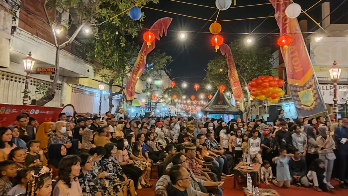 Suasana kemeriahan pembukaan Kampung Pecinan Sentanan di Kota Mojokerto yang dihadiri langsung oleh Mas Pj, Moh Ali Kuncoro, Sabtu (29/6/2024) malam (Andy / Kabarterdepan.com) 