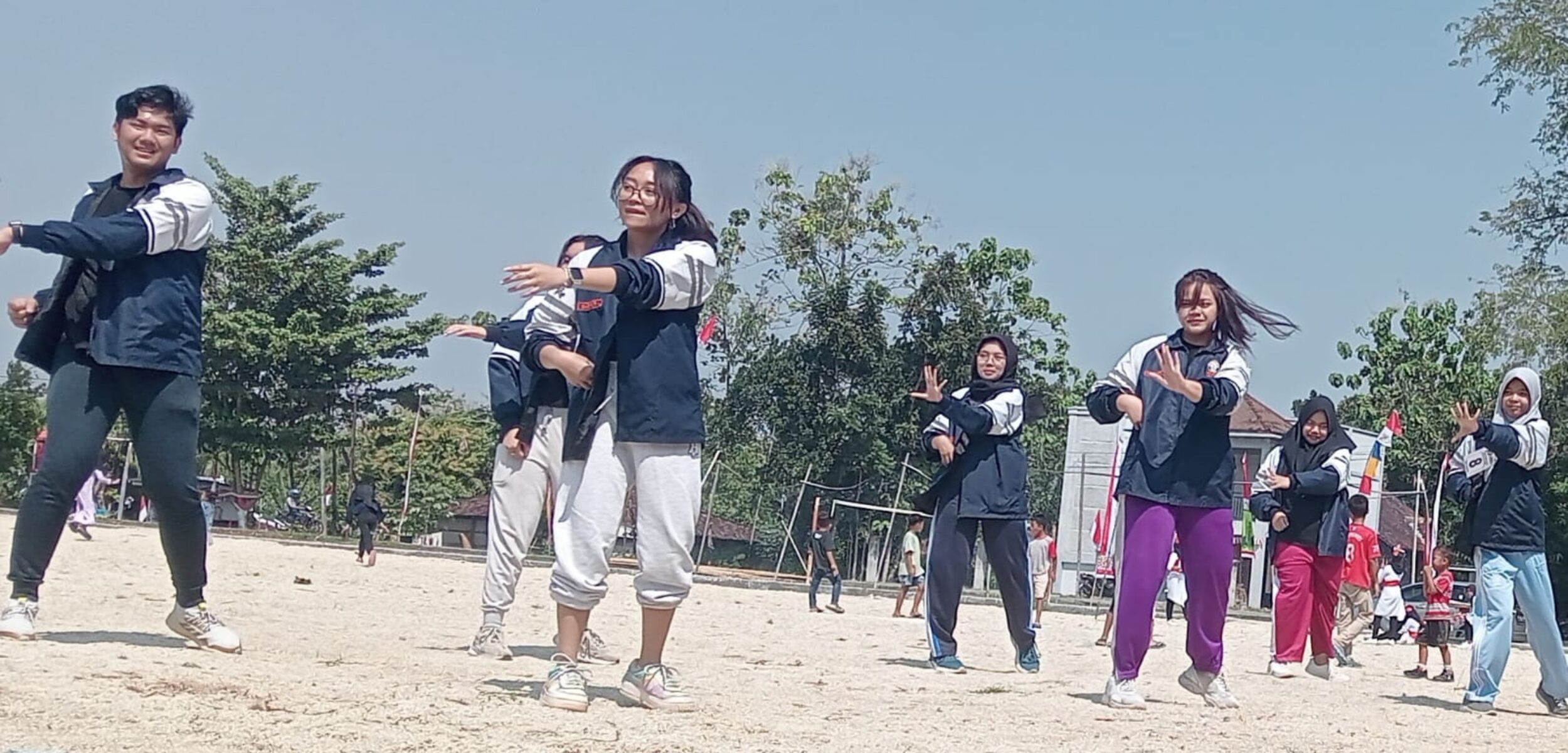 Diikuti Mahasiswa KKN Undip, Begini Keseruan Ribuan Warga Ramaikan Senam Sehat Peringati HUT Ke-79 RI di Desa Gemantar Sragen