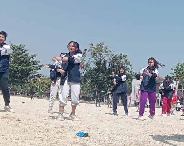 Diikuti Mahasiswa KKN Undip, Begini Keseruan Ribuan Warga Ramaikan Senam Sehat Peringati HUT Ke-79 RI di Desa Gemantar Sragen