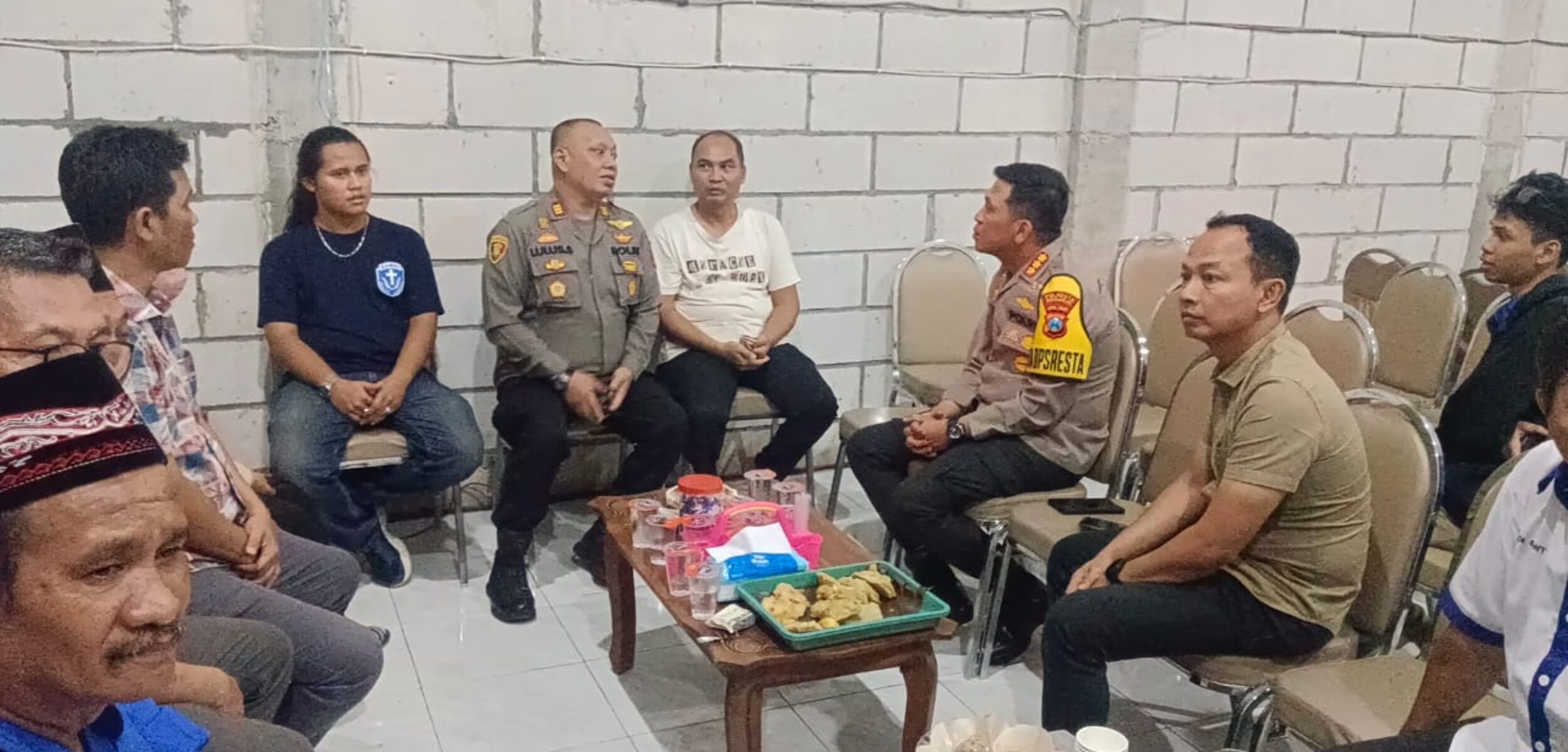 Kapolresta Sidoarjo Kombes Pol Christian Tobing bersama aktivis Gusdurian, dan GAMKI Jatim saat mengunjungi rumah doa Tarik. Rombongan ini disambut Pdt Yoab dari pihak rumah doa GPdI Tarik (Redaksi / Kabarterdepan.com)