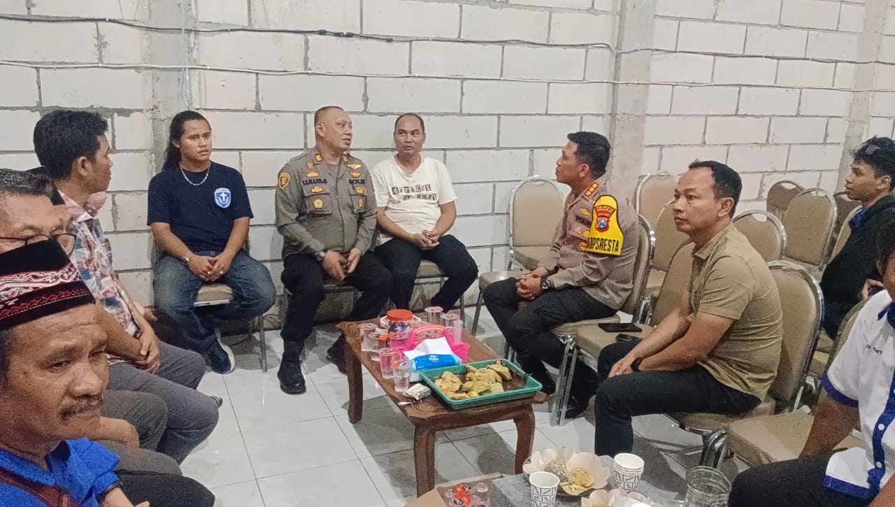 Kapolresta Sidoarjo Kombes Pol Christian Tobing bersama aktivis Gusdurian, dan GAMKI Jatim saat mengunjungi rumah doa Tarik. Rombongan ini disambut Pdt Yoab dari pihak rumah doa GPdI Tarik (Redaksi / Kabarterdepan.com)