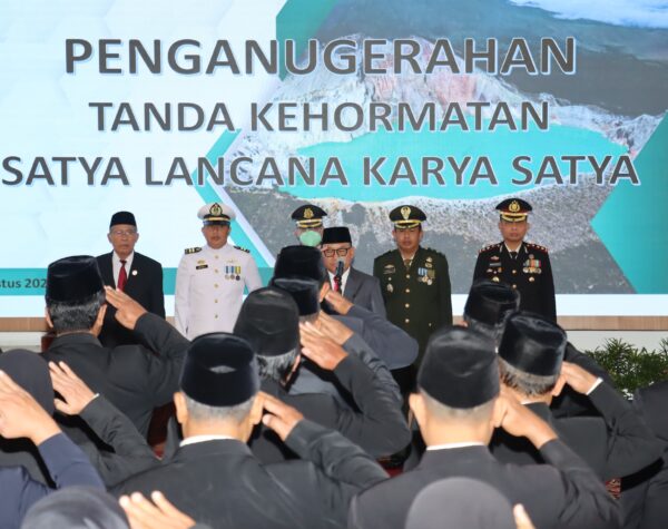 157 ASN Pemkab Banyuwangi Terima Penganugerahan Tanda Kehormatan Satyalancana Karya Satya