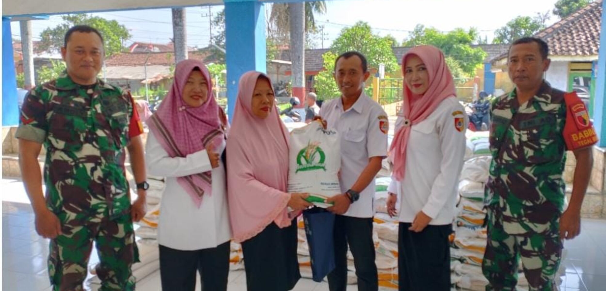 544 Keluarga di Kelurahan Tegal Besar Jember Terima Bantuan Beras Pangan Nasional Tahap VII