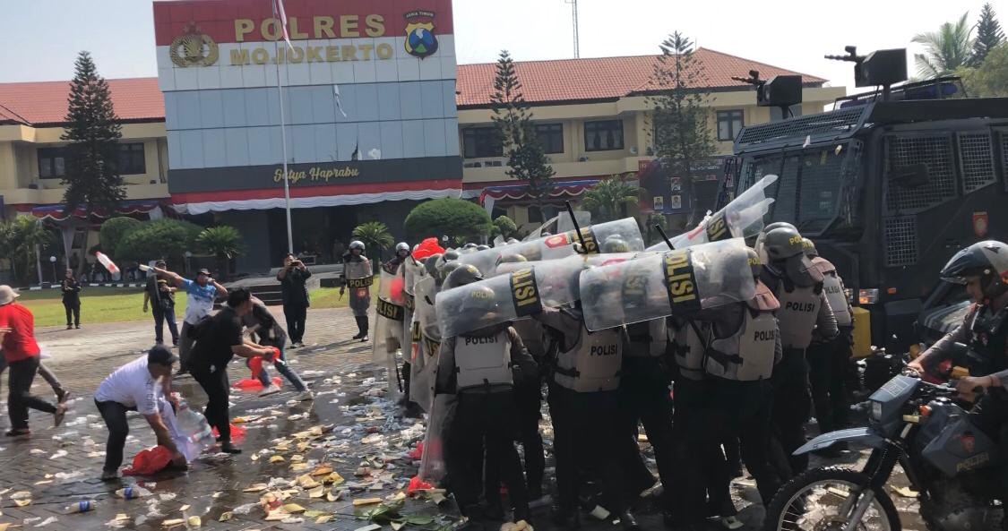 Kegiatan simulasi pengamanan pilkada 2024 di Polres Mojokerto, Kamis (15/8/2024) pagi (Andy / Kabarterdepan.com)