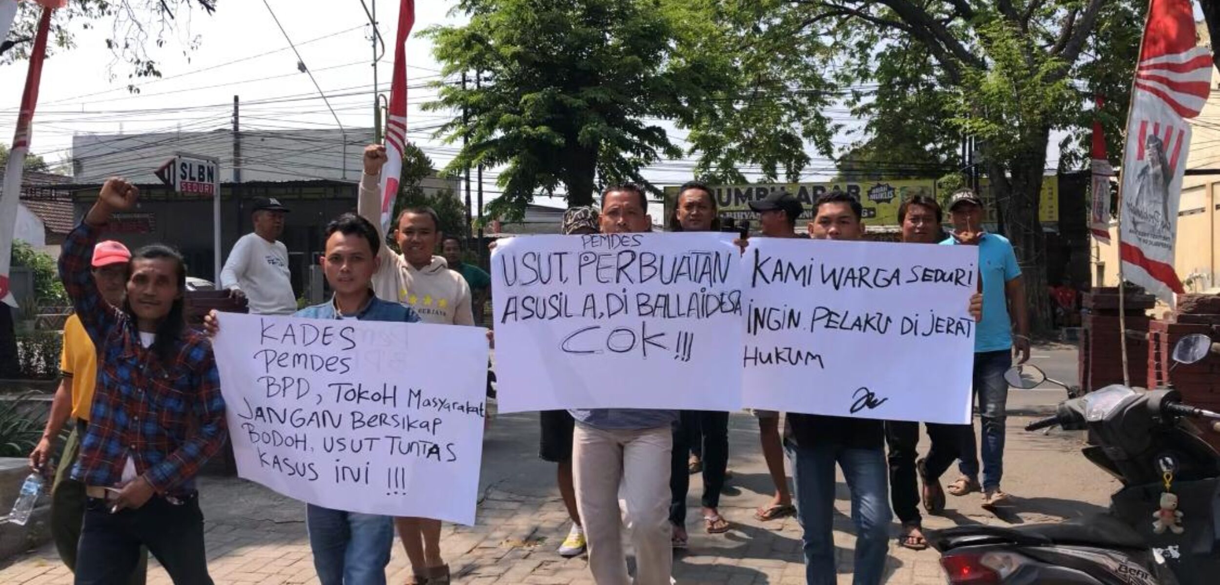 Sejumlah remaja dan karang taruna mendatangi balai Desa Seduri, Kecamatan Mojosari, Kabupaten Mojokerto terkait kasus asusila yang dilakukan oleh petugas kebersihan, Kamis (15/8/2024) siang (Andy / Kabarterdepan.com)