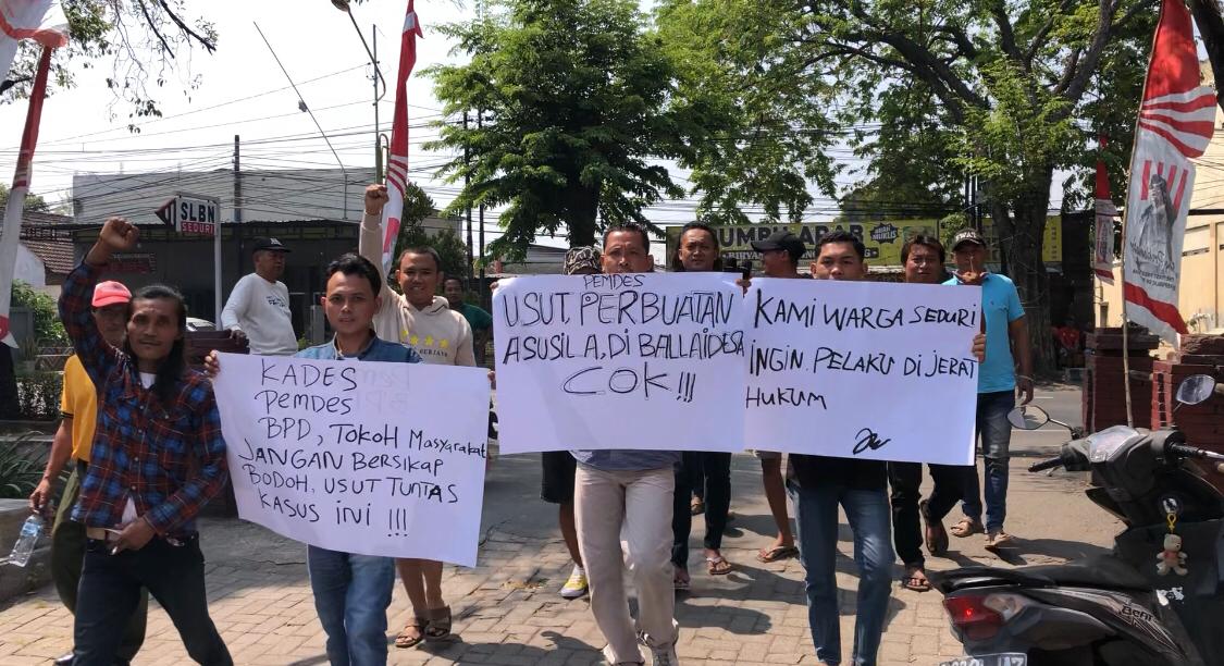 IMG 20240815 WA0090 1 Sejumlah remaja dan karang taruna mendatangi balai Desa Seduri, Kecamatan Mojosari, Kabupaten Mojokerto terkait kasus asusila yang dilakukan oleh petugas kebersihan, Kamis (15/8/2024) siang (Andy / Kabarterdepan.com)