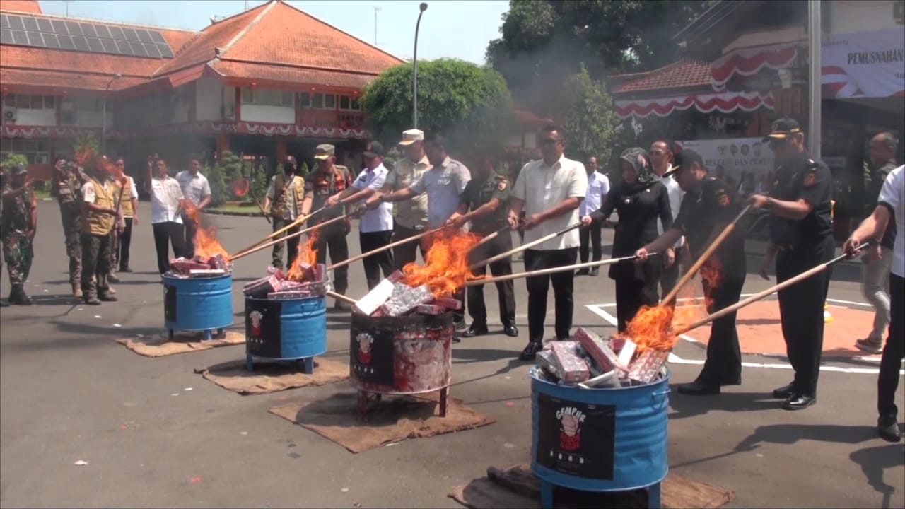 IMG 20240815 WA00981 1 Bupati Mojokeeto, Ikfina Fahmawati bersama Kantor Pengawasan dan Pelayanan Bea dan Cukai (KPPBC) Tipe Madya Pabean (TMP) B Sidoarjo memusnahkan sebanyak 14 juta batang rokok ilegal (Andy / Kabarterdepan.com)