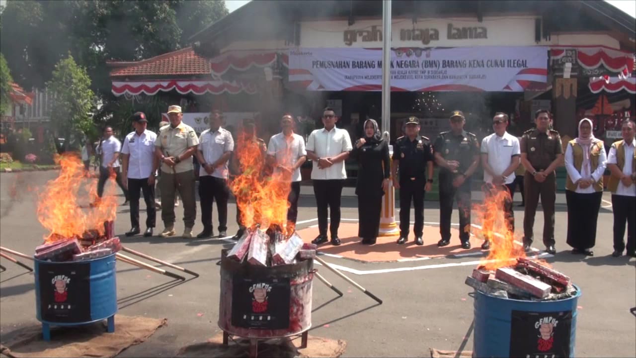 IMG 20240815 WA0099 2 Bupati Mojokerto, Ikfina Fahmawati bersama Kantor Pengawasan dan Pelayanan Bea dan Cukai (KPPBC) Tipe Madya Pabean (TMP) B Sidoarjo memusnahkan sebanyak 14 juta batang rokok ilegal (Andy / Kabarterdepan.com)