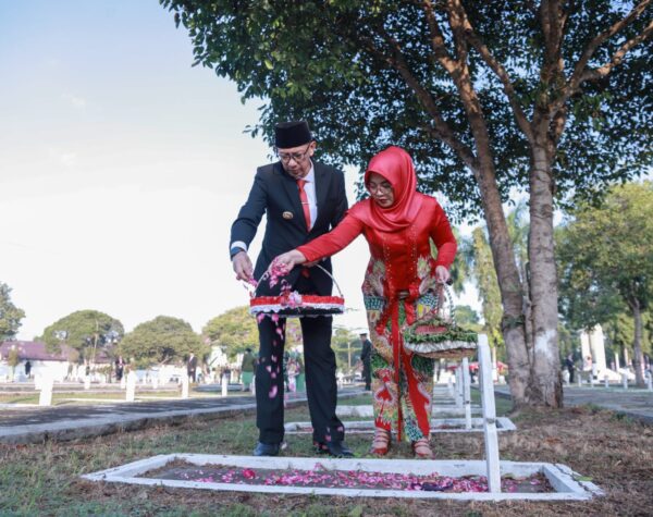 Tabur Bunga di Taman Makam Pahlawan, Bupati Jember Doakan Arwah Pahlawan