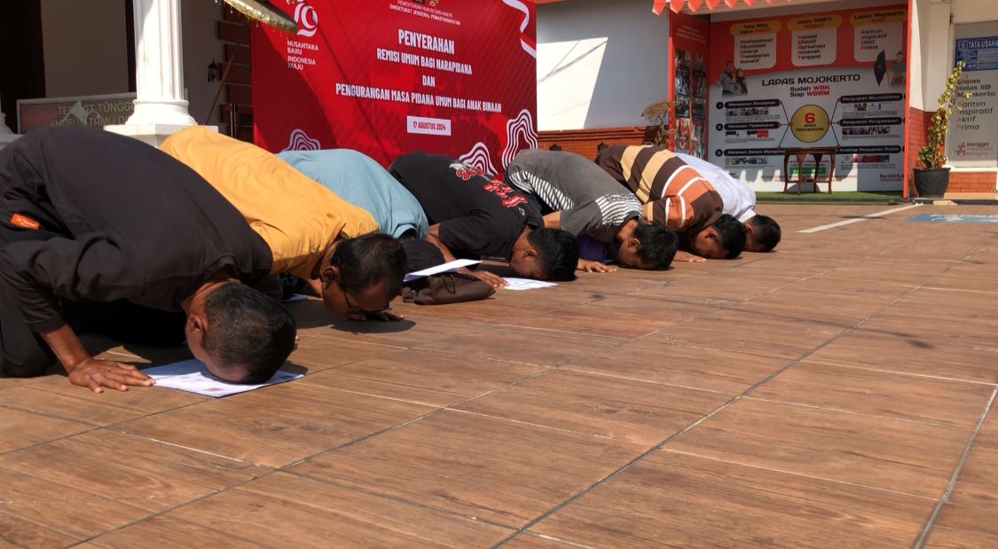7 warga binaan melakukan sujud syukur di Halaman Lapas Mojokerto, usai bebas murni setelah mendapatkan remisi HUT ke-79 Kemerdekaan RI (Andy / Kabarterdepan.com)