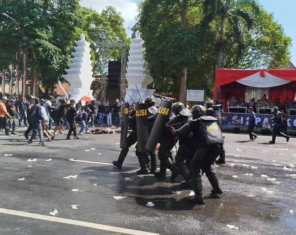 Polisi Hadapi Massa Anarkis di Sispamkota Polresta Banyuwangi