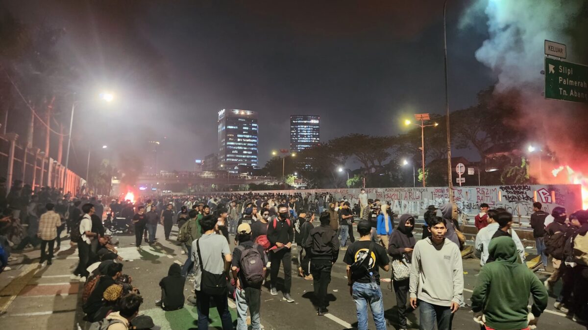Siswa STM di Depan Gedung DPR dibubarkan polisi dengan gas air mata, Kamis (22/8/2024) petang (Fajri / Kabarterdepan.com) 