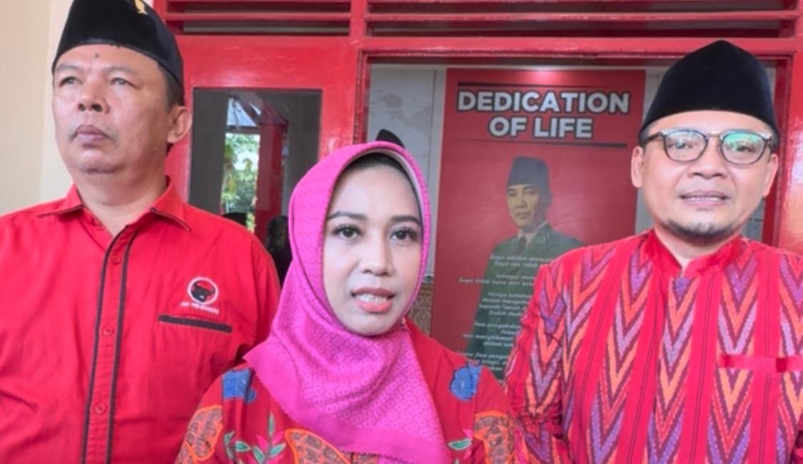 (Dari kiri) Ketua DPC PDIP Kota Mojokerto Santoso Bekti Wibowo bersama Calon Wali Kota Mojokerto, Ning Ita yang didampingi calon wakilnya Rachman Sidharta Arisandi, saat diwawancarai awak media (Andy / Kabarterdepan.com)