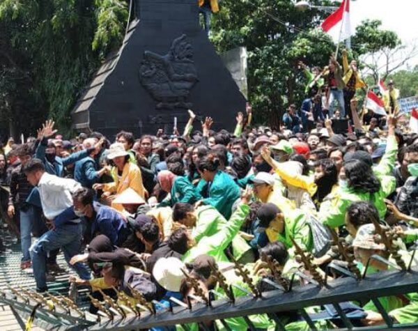 Demo Ricuh Tolak Revisi UU Pilkada di Depan Gedung DPRD Jateng