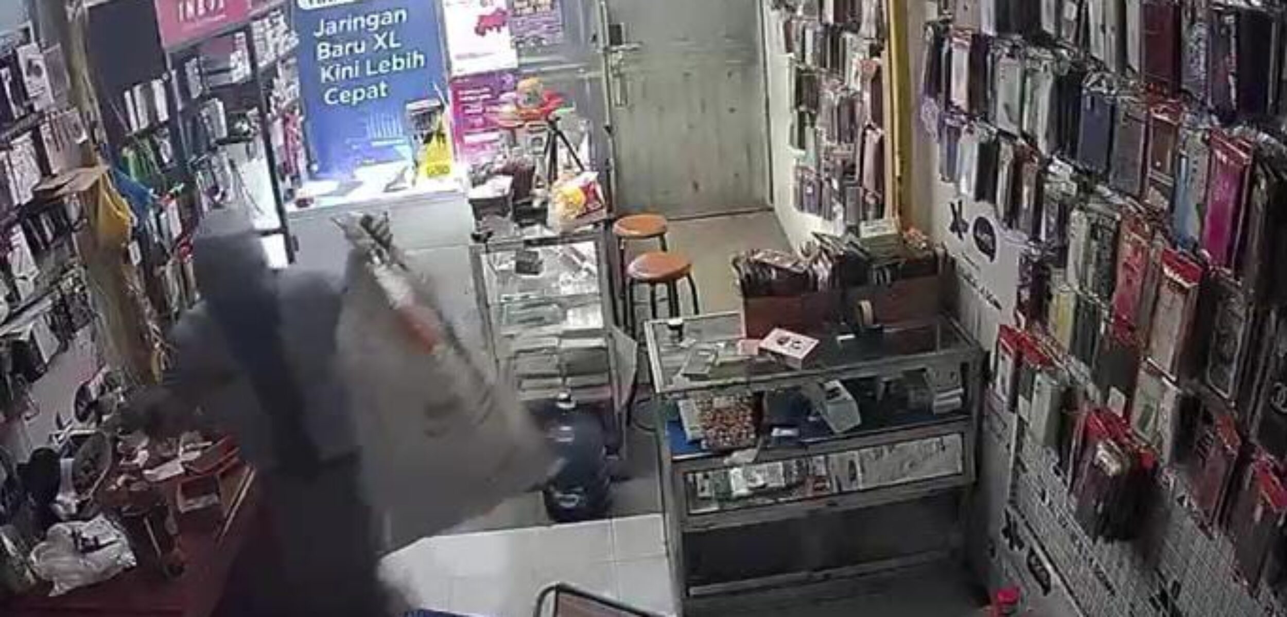 Satroni Toko Aksesori Handphone, Pencuri di Mojokerto Pakai Sarung Sambil Bawa 2 Karung