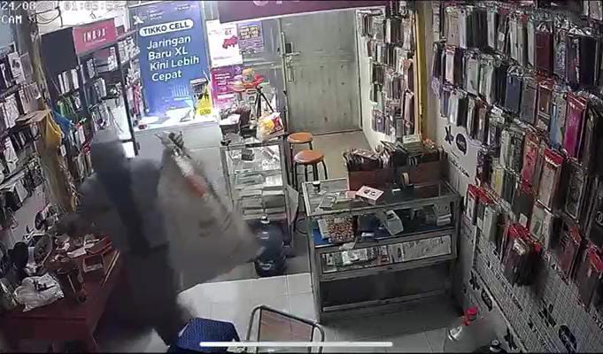 Tangkapan layar CCTV, pencuri di Mojokerto menggondol aksesoris handphone di dalam toko (Andy / Kabarterdepan.com