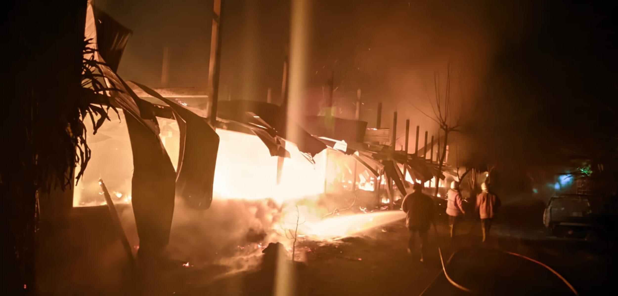 Kebakaran kandang ayam di Dusun Jangkang Desa Pohkecik, Kecamatan Dlanggu, Kabupaten Mojokerto. Ribuan ayam didalam kandang mati hangus terbakar pada Jumat (23/8/2024) malam (Andy / Kabarterdepan.com)