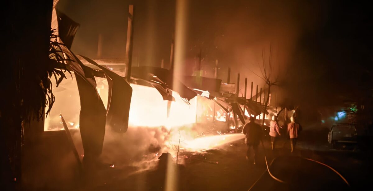 Kebakaran kandang ayam di Dusun Jangkang Desa Pohkecik, Kecamatan Dlanggu, Kabupaten Mojokerto. Ribuan ayam didalam kandang mati hangus terbakar pada Jumat (23/8/2024) malam (Andy / Kabarterdepan.com) 