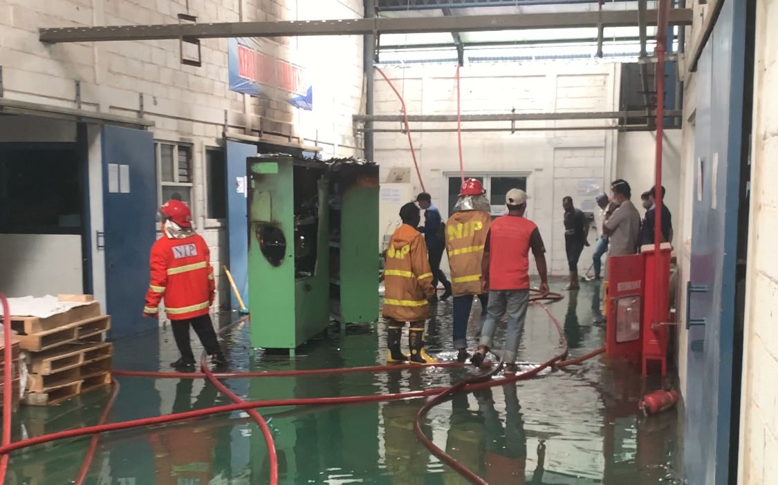 Petugas Damkar berusaha memadamkan api di di area Ngoro Industri Persada (NIP) Desa Jedong, Kecamatan Ngoro, Kabupaten Mojokerto terbakar, Jumat (23/8/2024) pagi sekitar pukul 09.00 WIB (Andy / Kabarterdepan.com)