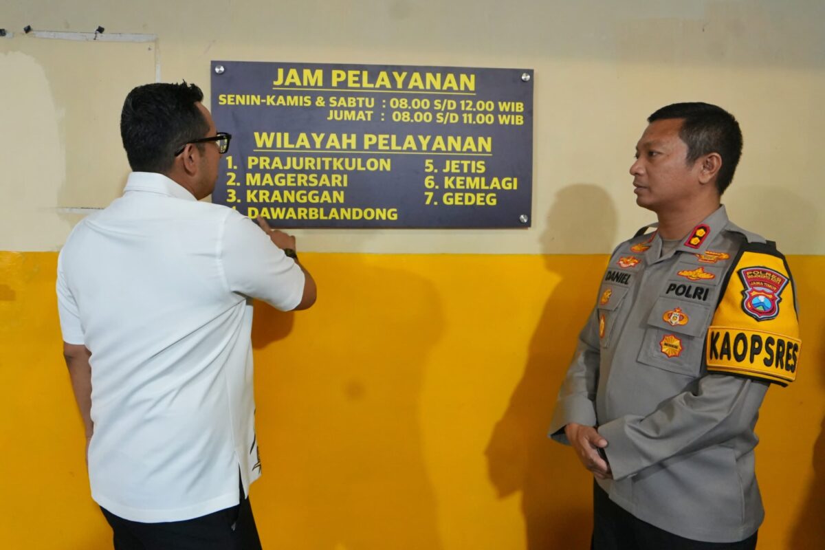 Pj Wali Kota Mojokerto Moh Ali Kuncoro bersama Kapolres Mojokerto Kota, AKBP Daniel S Marunduri meninjau jam pelayanan Samsat yang berada di MPP Gajah MaMojokerto untuk kabarterdepan.com) 