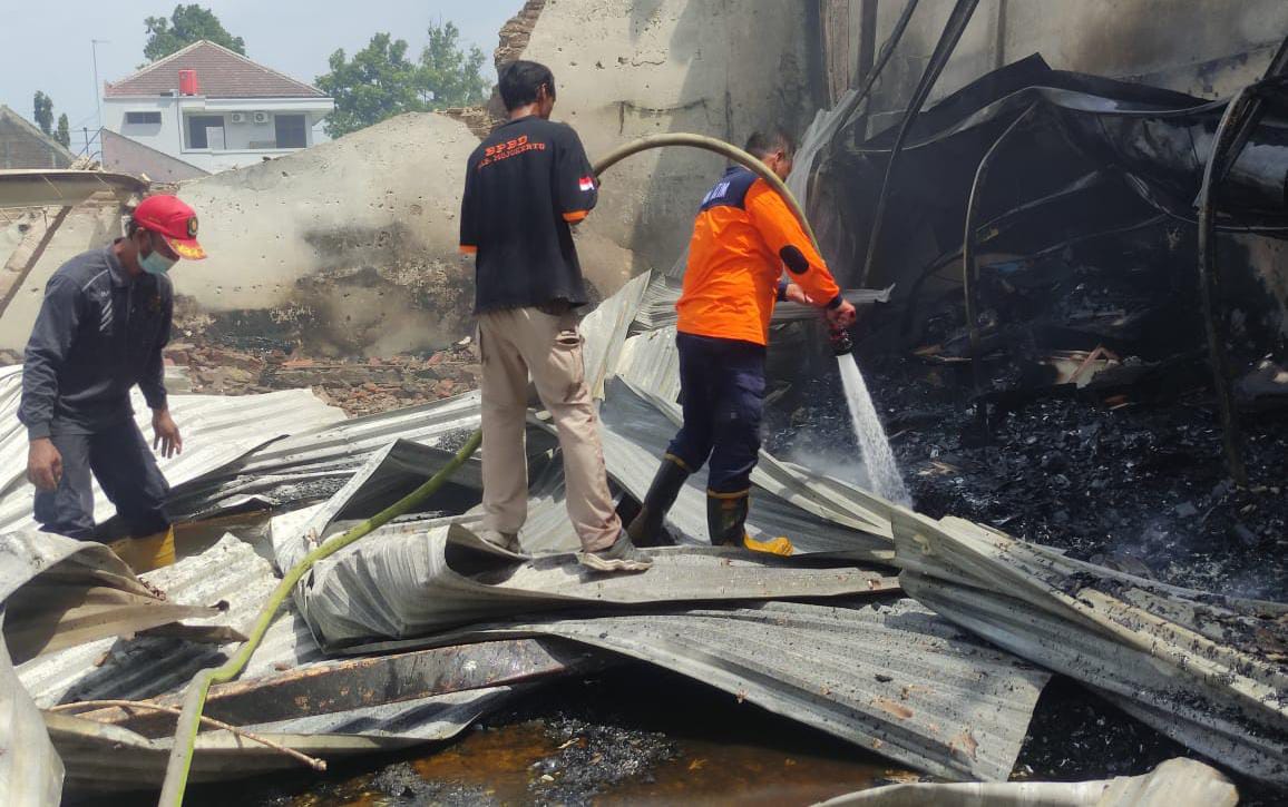 Petugas memadamkan api di PT Wangsa Adi Guna, Jalan Raya Jayanegara, Desa Banjaragung, Kecamatan Puri, Kabupaten Mojokerto, Jumat (23/8/2024) siang (Andy / Kabarterdepan.com)
