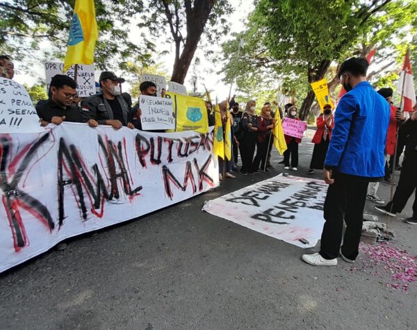 Demokrasi Indonesia Darurat, Mahasiswa di Grobogan Geruduk Gedung DPRD