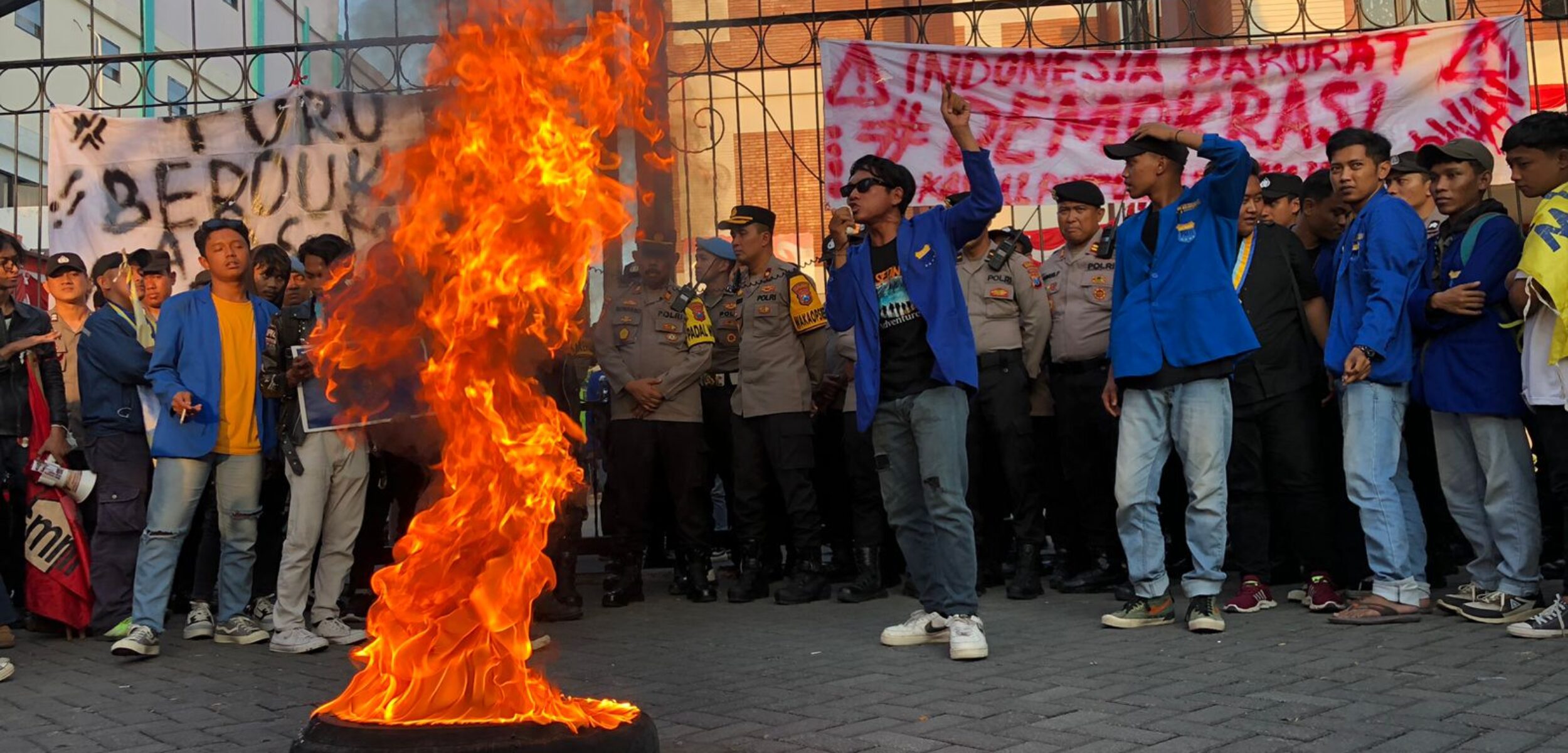 Gabungan Mahasiswa membakar ban di depan Gedung DPRD Kabupaten Mojokerto, Jumat (23/8/2023) siang (Andy / Kabarterdepan.com) 