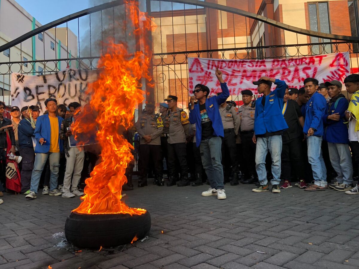 IMG 20240823 WA0083 1 Gabungan Mahasiswa membakar ban di depan Gedung DPRD Kabupaten Mojokerto, Jumat (23/8/2023) siang (Andy / Kabarterdepan.com)