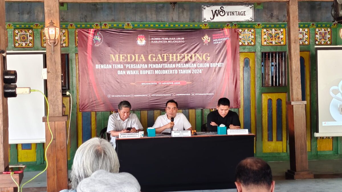 Didampingi Kepala Bakesbangpol Kabupaten Mojokerto Nugraha Budi Sulistya dan Kasi Intel Kejari Mojokerto Lilik Dwi Prasetyo, Ketua KPU Kabupaten Mojokerto, Afnan Hidayat memberikan sambutan saat media Gathering di Warung Surodinawan, Kecamatan Prajurit Kulon, Kota Mojokerto, Jumat (23/8/2024) siang  (Andy / Kabarterdepan.com) 