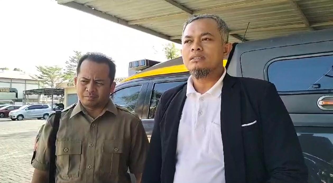 Ahmad Abdul Aziz, korban debt collector viral di Mojokerto, didampingi kuasa hukumnya, Lukman Habib saat diwawancarai awak media di Halaman Mapolres Mojokerto, Jumat (23/8/2024) (Andy /Kabarterdepan.com) 