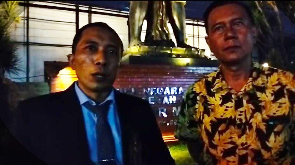 IMG 20240823 WA0089 1 Kuasa Hukum, Sadak bersama Direktur PT DCM Mojokerto, Moh Ravi saat diwawancarai awak media (Andy / Kabarterdepan.com)