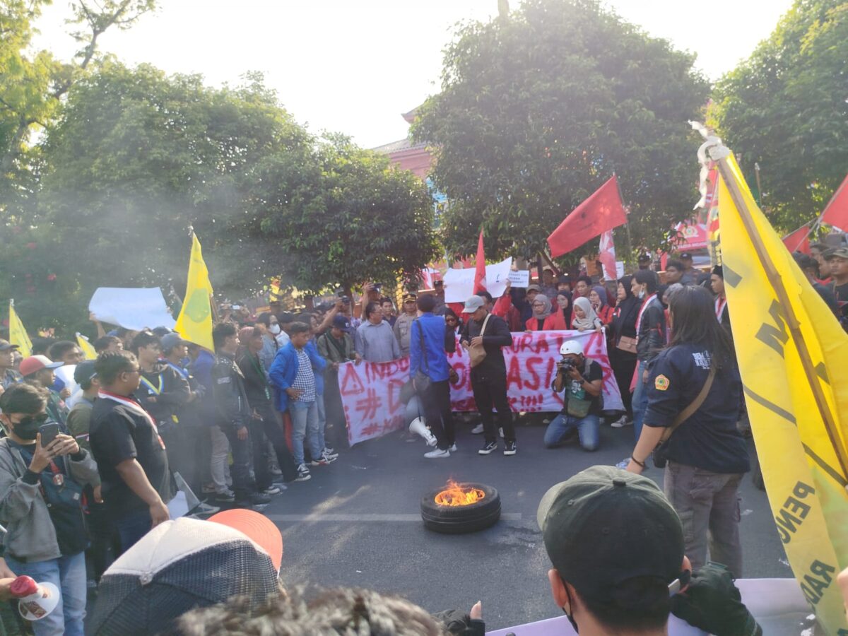 Gabungan mahasiswa dan organisasi kepemudaan berg dari berbagai organisasi kepemudaan saat demo di depan Gedung DPRD Kota Mojokerto, Jumat (23/8/2024) siang (Andy / Kabarterdepan.com)
