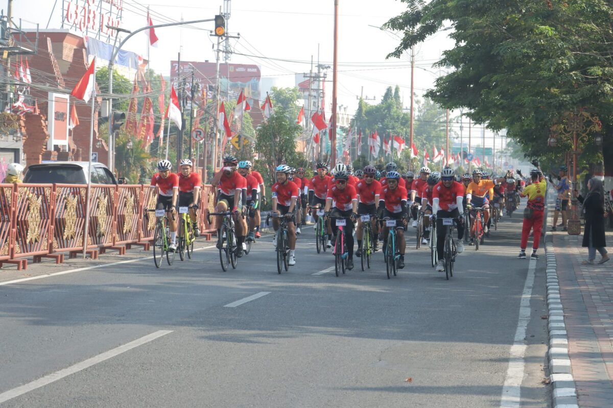 IMG 20240824 WA00271 scaled 1 Ratusan Cyclist Jatim Gowes Kemerdekaan mendekati garis finish di Balai Kota Mojokerto, Sabtu (24/8/2024)