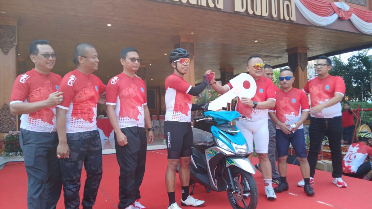 IMG 20240824 WA0080 1 scaled 2 Pemberian hadiah utama, sepeda motor oleh Ketua Komisi D Jawa Timur Agung Mulyono, didampingi oleh Mas Pj, Moh Ali Kuncoro