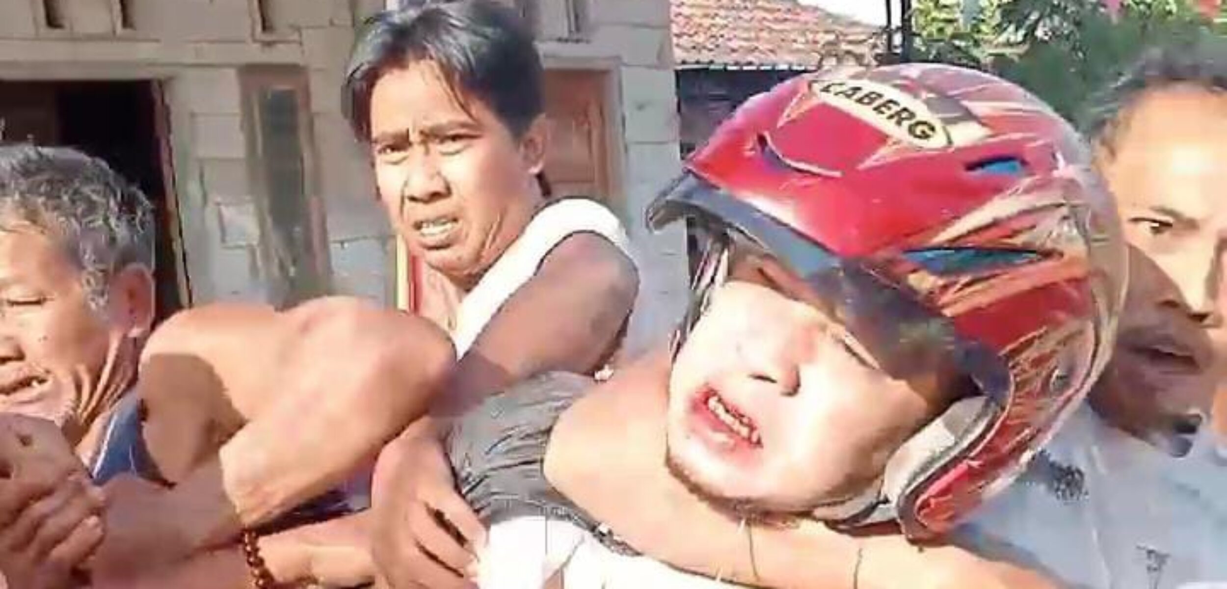 Terduga Penjambret, Regen Siswanang saat ditangkap warga, Selasa (27/8/2024) pagi (Andy / Kabarterdepan.com) 