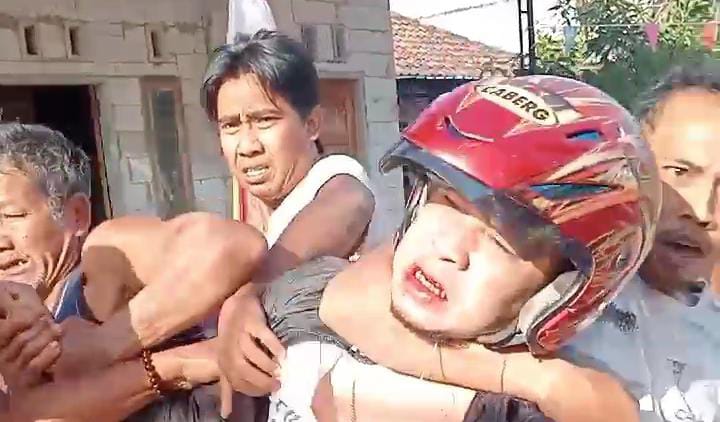 Terduga Penjambret, Regen Siswanang saat ditangkap warga, Selasa (27/8/2024) pagi (Andy / Kabarterdepan.com) 