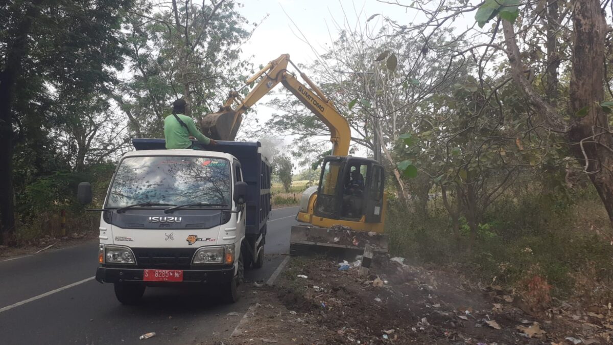 UPT PJJ Mojokerto bersama Dinas Lingkungan Hidup Kabupaten Mojokerto bersih-bersih sampah yang menumpuk di sepanjang jalan Raya Hutan Kemlagi (Andy / Kabarterdepan.com)