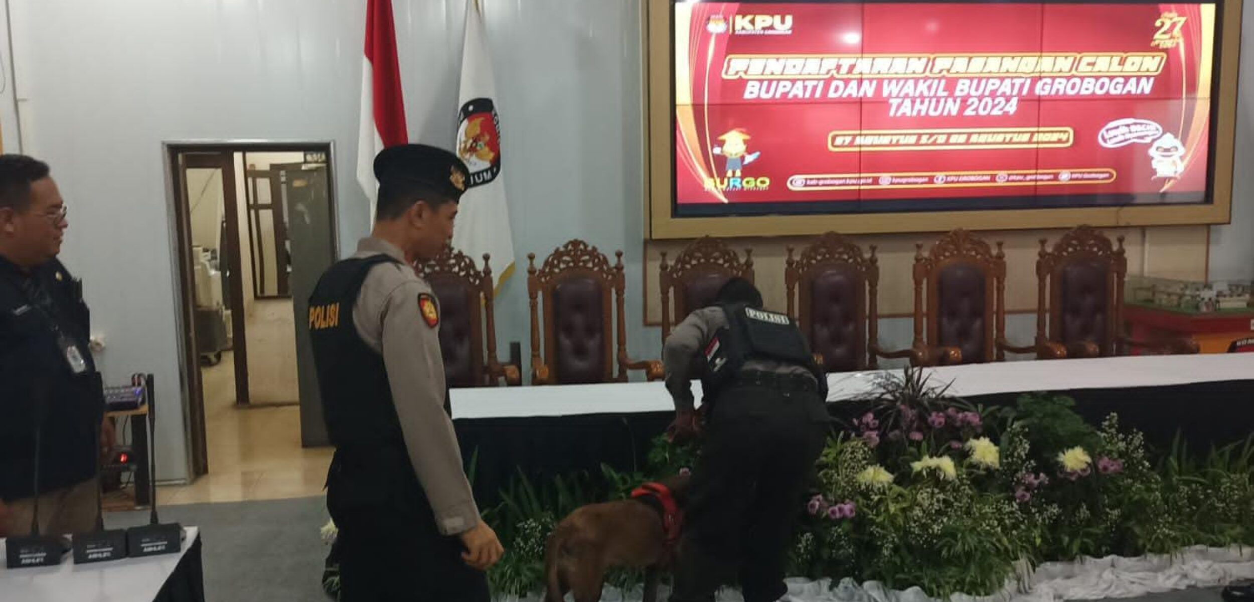 Pendaftaran Paslon Pilkada, Polres Grobogan Libatkan Anjing Pelacak Sterilkan Kantor KPU dan Bawaslu