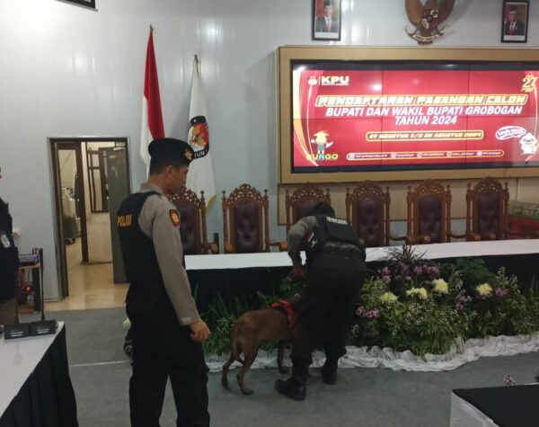 Pendaftaran Paslon Pilkada, Polres Grobogan Libatkan Anjing Pelacak Sterilkan Kantor KPU dan Bawaslu